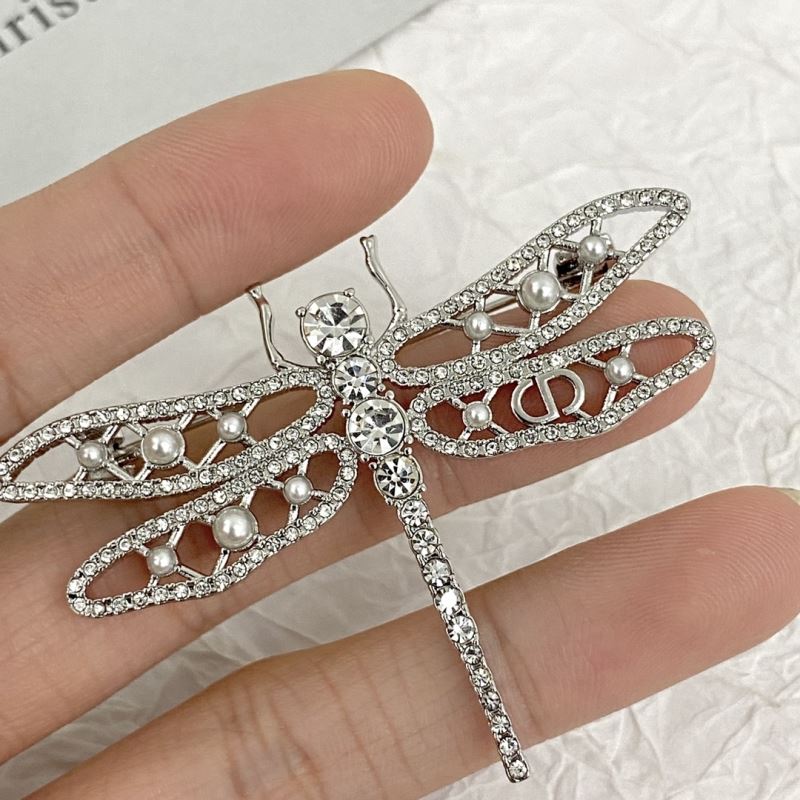 chr1st1an D10r brooches